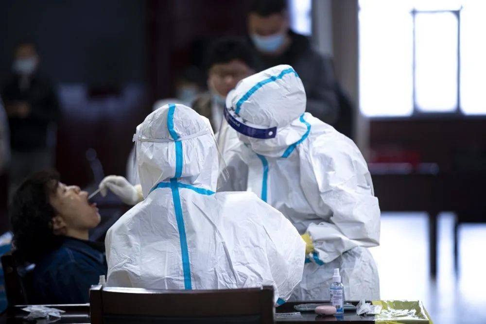 两地|突发！又是浦东机场，上海现3例阳性！均全程接种疫苗，两地紧急调为中风险