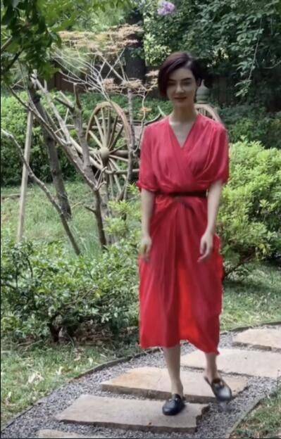 显得|车晓学倪萍减肥，瘦的肋骨形状清晰可见，干瘪瘪的没女人味啊!