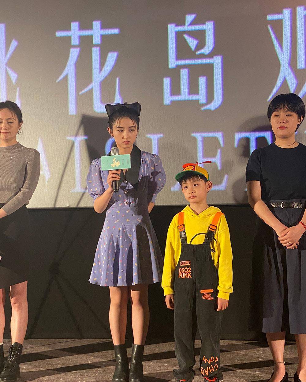 宫廷风|张子枫路演变“瓷娃娃”，穿碎花连衣裙戴蝴蝶结，被夸漂亮很害羞