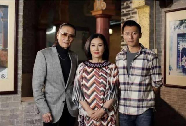 迷彩|85岁谢贤罕见露面看好友，穿迷彩无袖连体裤秀肌肉，比儿子还招摇