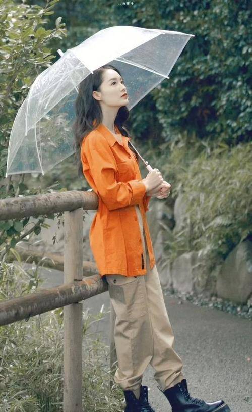 米色|李沁七夕发祝福，衬衣上酒瓶图案抢眼，长发遮脸太软萌