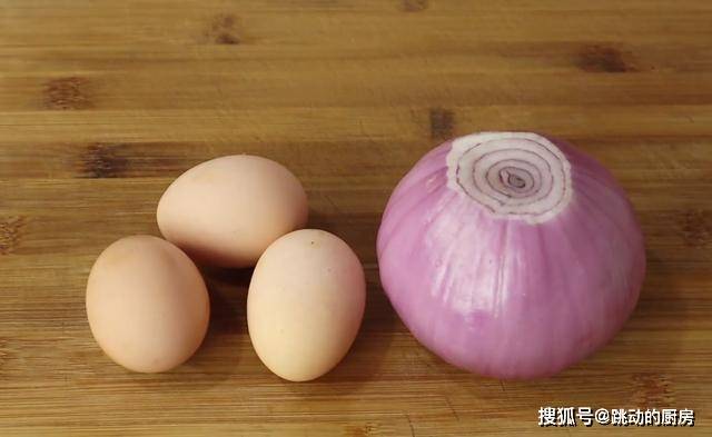 做法|1个洋葱，3个鸡蛋，手不沾面，10分钟搞定全家早餐，比手抓饼好吃