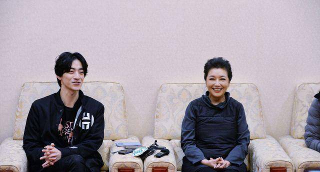 整体|53岁江珊穿得和普通人一样,气质却优雅迷人,一张天然脸真的抗老