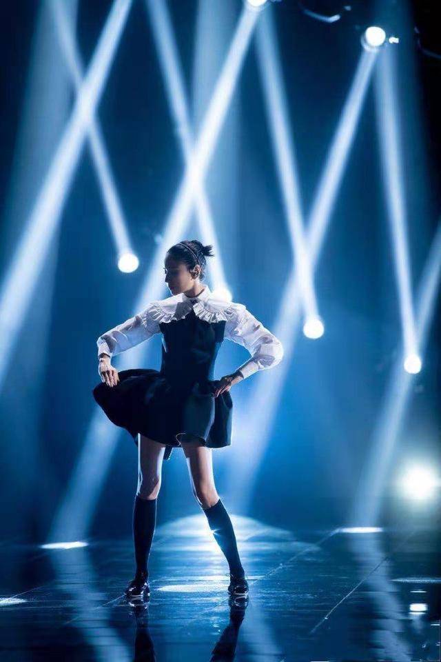 黑色|40岁“浪姐”董洁美翻了，穿短裙曲线迷人，身材似18岁少女