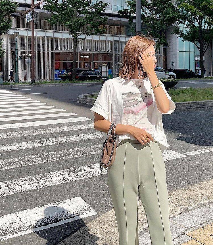 图案|女人过了45岁，夏天穿T恤记住“三不要”，容易显老还没气质