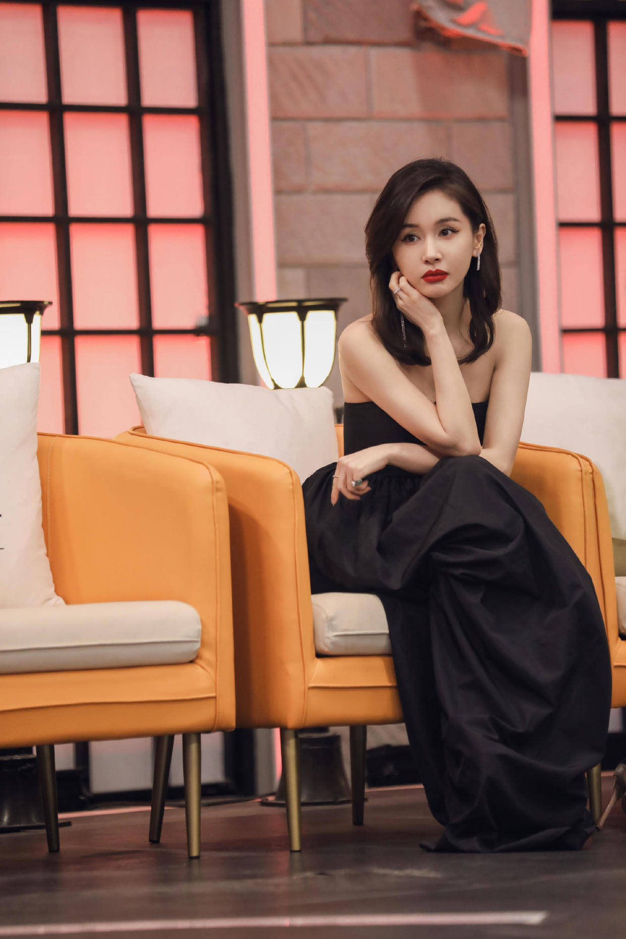 黑色|王子文真是小个子的骄傲，黑色抹胸连衣裙高级洋气，气场不输超模
