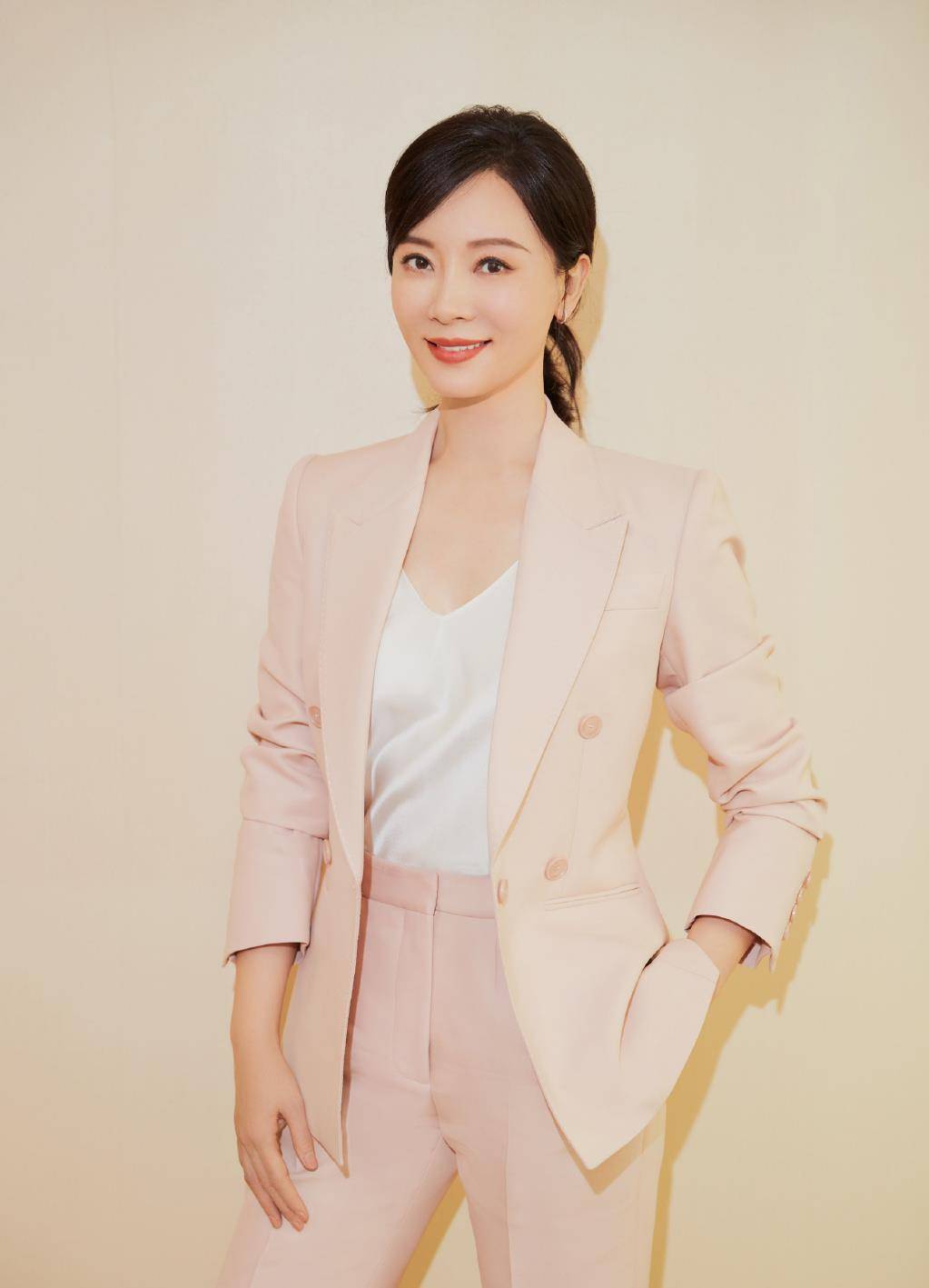 身材|陈数的“骨感”身材真美，吊带搭配西装裤，网友：美得让人心动！