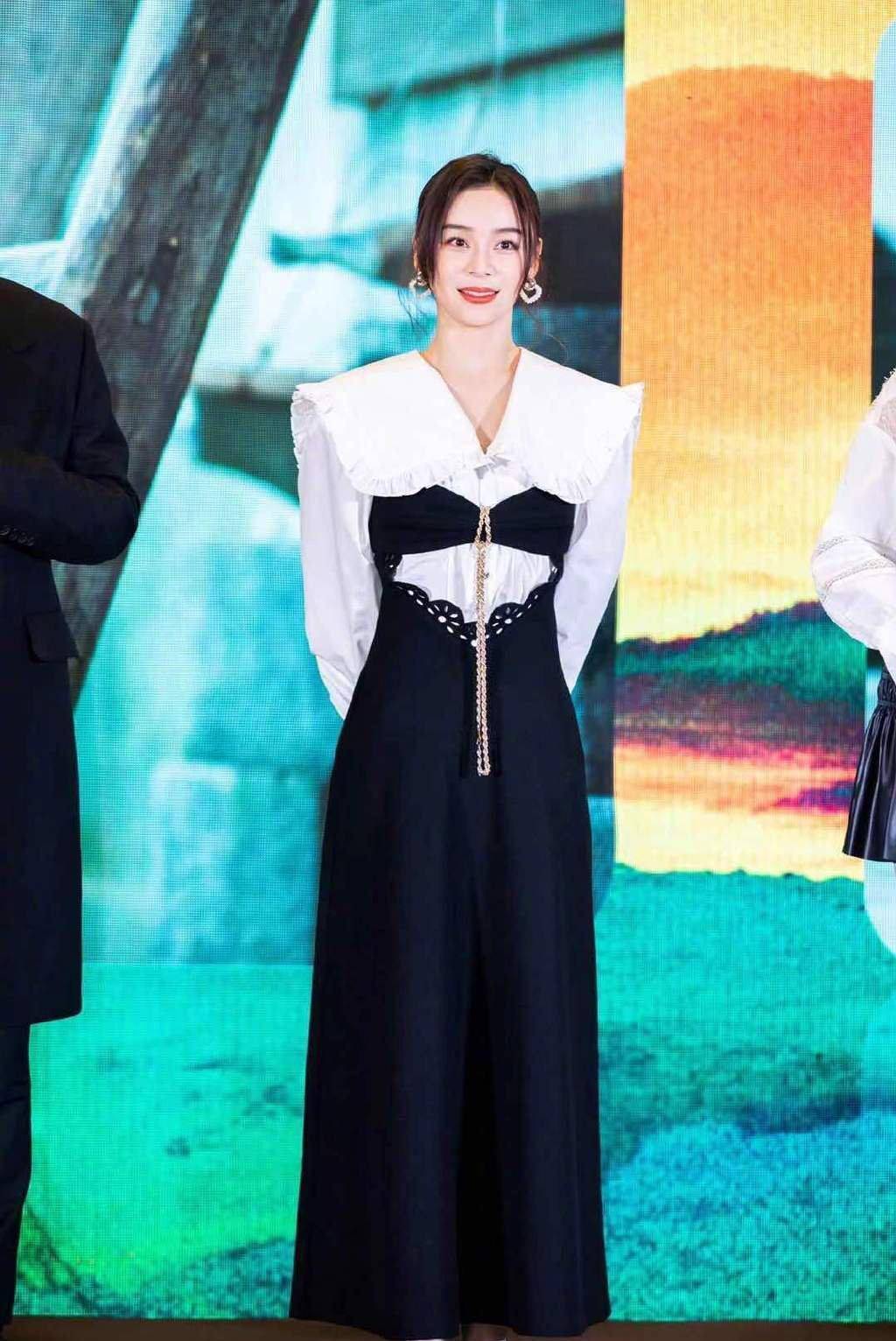 服装|袁姗姗衣品好到爆,穿“塑料”衬衣配黑直锁骨发,清纯又迷人