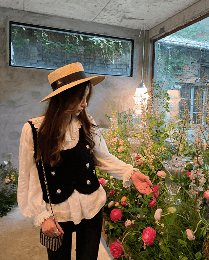 整体|张子萱穿上了秋天第一件毛衣,配紧身裤腿又细又长,难怪陈赫宠她