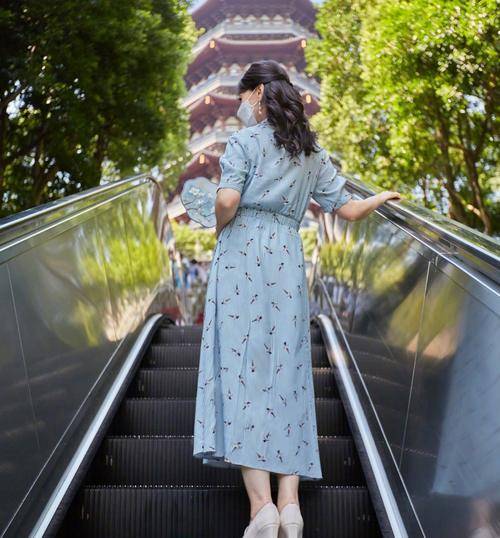 高跟鞋|赵雅芝为了装嫩真拼！薄纱裙外面套层皮，没人敢说她66岁