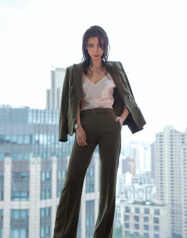 黑色|女人过了50岁，出门少穿这3种“装嫩色”，显胖俗气还掉价