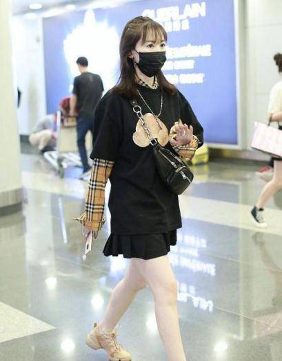 整体|马蓉风格大变样，男友T恤配短裙似少女，一身名牌生活不错