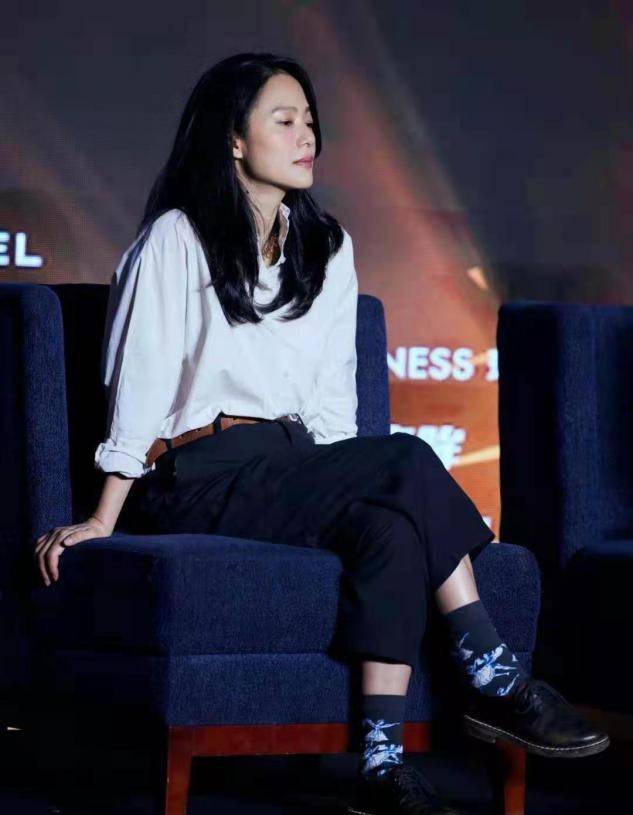 个性|42岁周韵氛围感太绝了,随便穿身白衬衫出镜,都盖不住文艺范儿