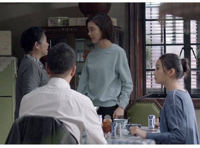 显得|车晓学倪萍减肥，瘦的肋骨形状清晰可见，干瘪瘪的没女人味啊!