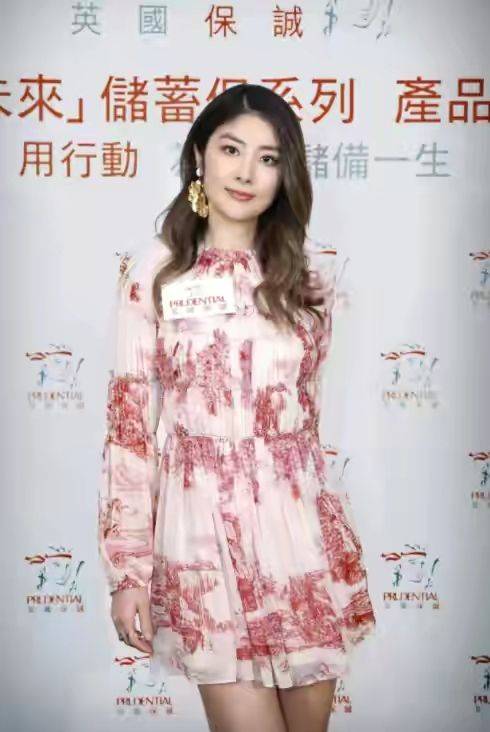 短裙|陈慧琳拍片现场照，穿短裙有大肚腩就是中年人状态，但脸真好看！