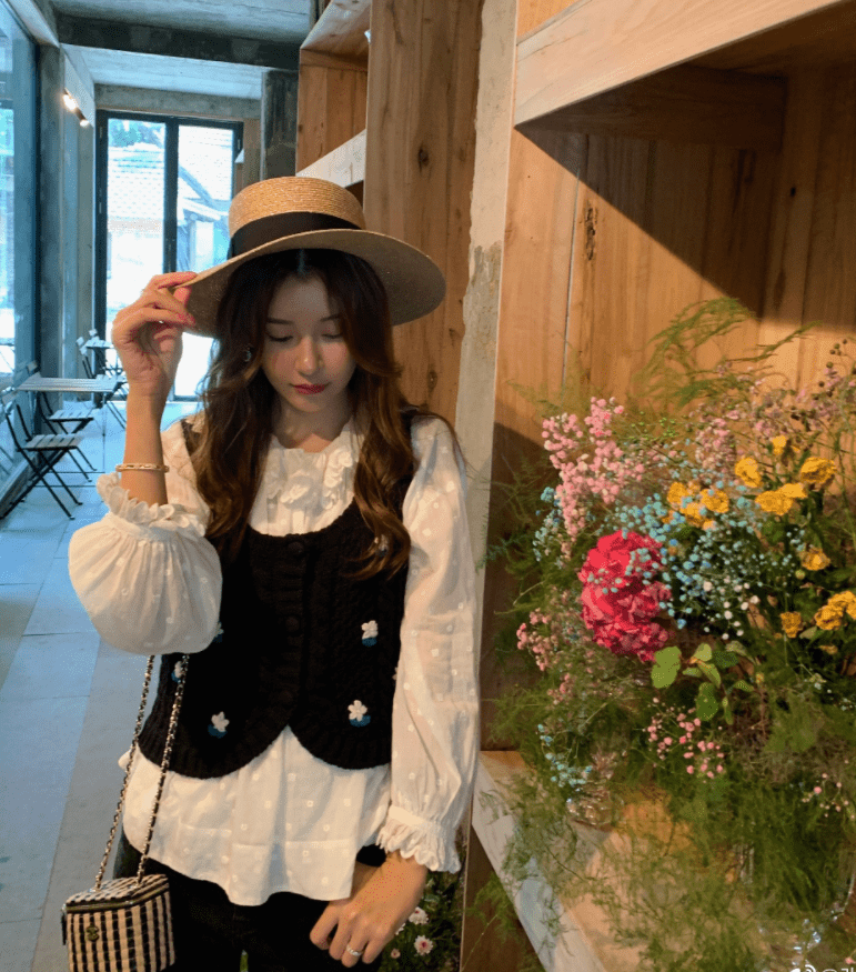 整体|张子萱穿上了秋天第一件毛衣,配紧身裤腿又细又长,难怪陈赫宠她