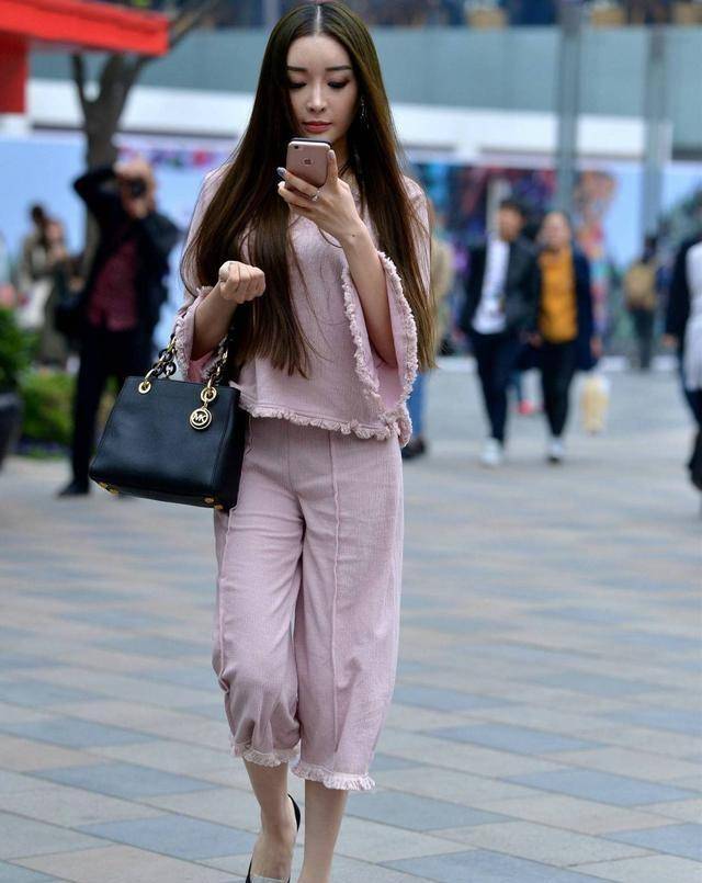 小白|丰润紧致的打底裤美女，擅长打造优雅靓丽风，尽显霸气