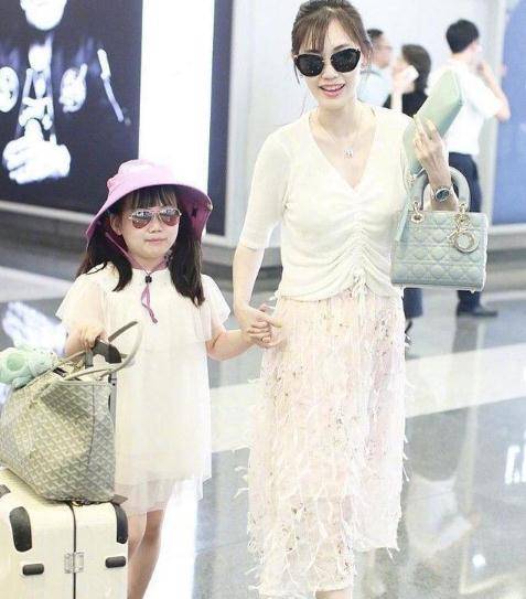 整体|马蓉风格大变样，男友T恤配短裙似少女，一身名牌生活不错