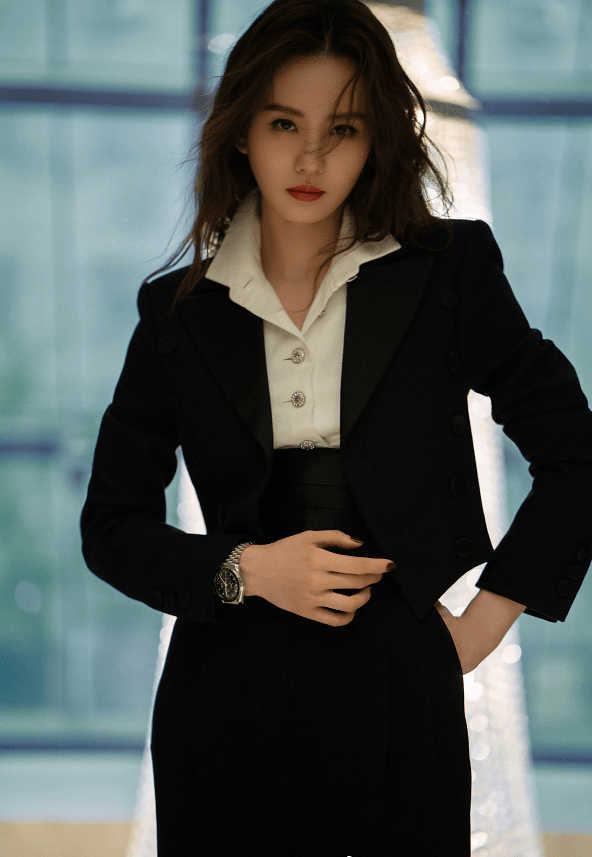 蓝色|刘诗诗与外国女明星合影，就算身高不够，但气场没输，替她捏把汗