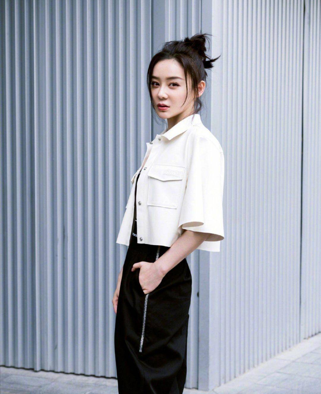 服装|袁姗姗衣品好到爆,穿“塑料”衬衣配黑直锁骨发,清纯又迷人