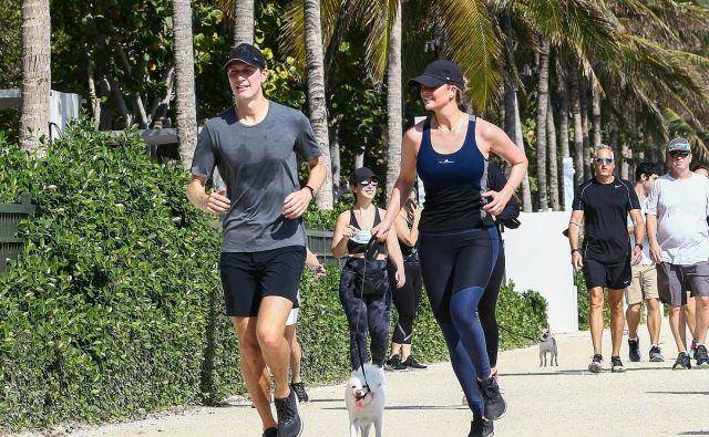 健美|伊万卡穿一身运动装和老公库什纳一起跑步，身形健美，好迷人