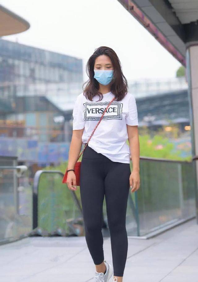 显得|高贵优雅的打底裤装扮更添清纯美感，如花美眷神采迷人，透气舒适