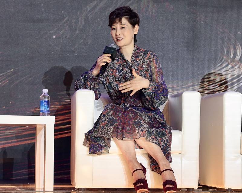 因为|徐帆的自然老去太美了，穿的裙子虽然很浮夸，但气场还是那么优雅