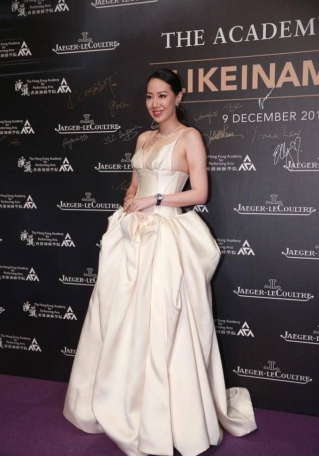 形象|汪诗诗对自己身材太自信，小码的裙子也要硬塞进去，肉都溢出来了