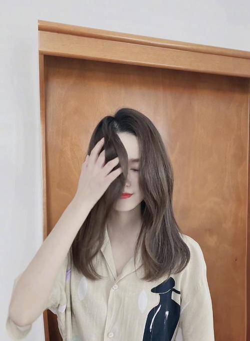米色|李沁七夕发祝福，衬衣上酒瓶图案抢眼，长发遮脸太软萌