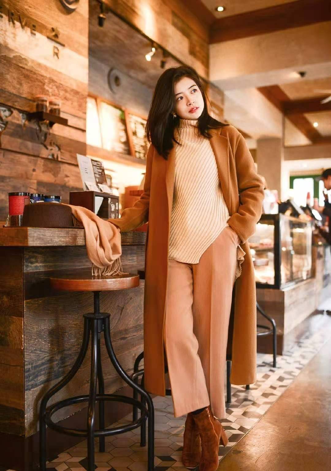 黑色|三木又把“驼色大衣”带火了，这样来搭，时髦保暖又显贵，真美