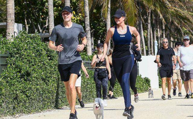 身材|伊万卡穿墨绿色开衩礼裙高贵优雅,展现完美身材,太迷人了