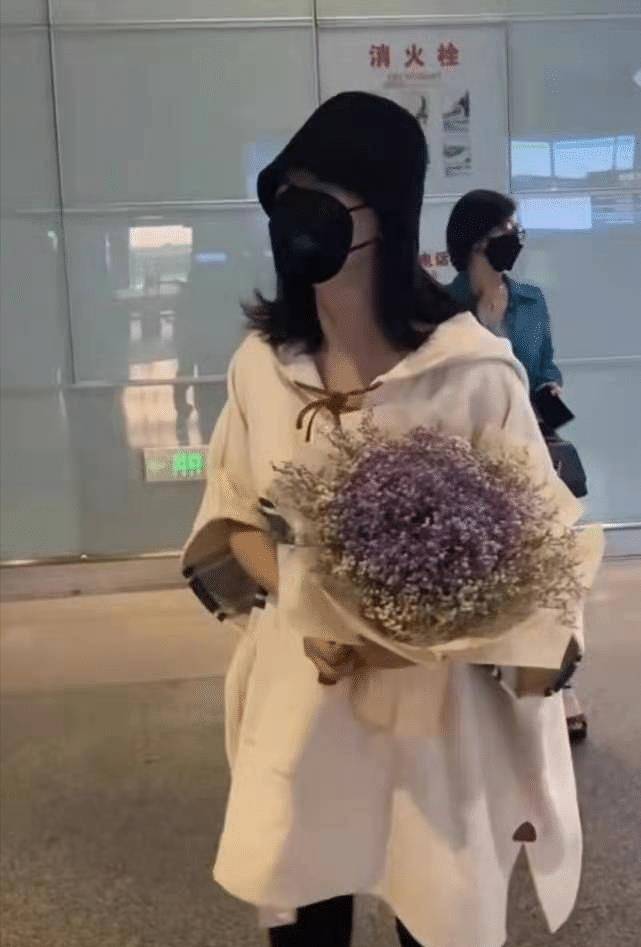 身材|谢娜二胎后首露面！宽松卫衣难掩臃肿身材，疑产子回归正式复出？