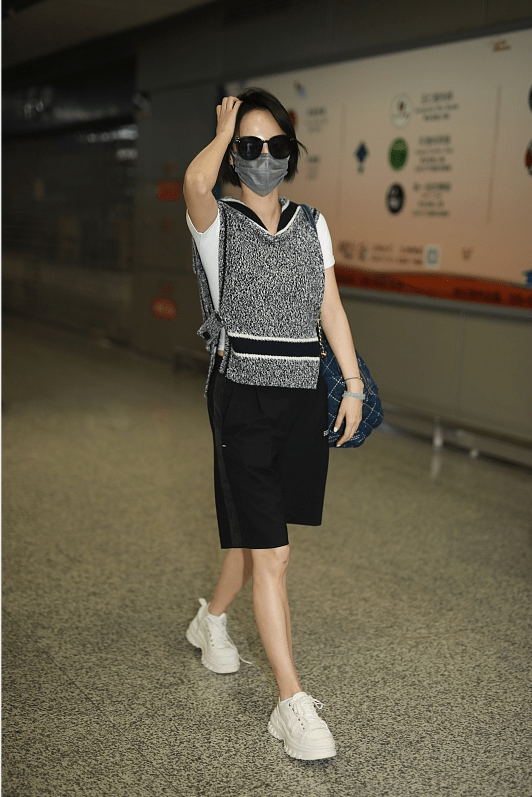 显得|张嘉倪和买超的身高差距有点大,但穿搭真不赖,黑白配层次感挺强