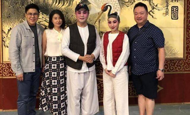 黑色|郭晶晶低调看话剧美翻了，穿黑色时尚衫配半身裙，苗条身段太出挑