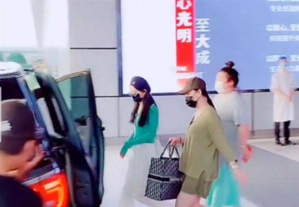 身材|赵丽颖快瘦成麻杆,穿针织衫直筒裤空荡荡,89斤瘦成半个女助理
