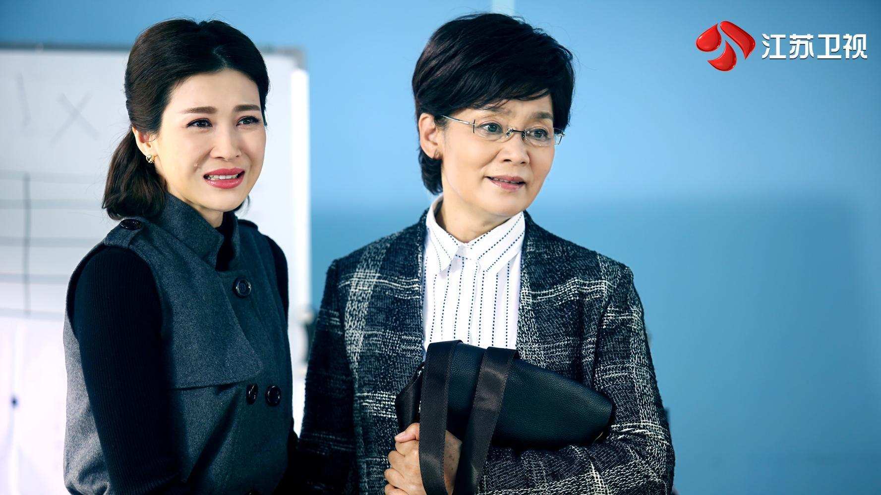 颜色|潘虹优雅老去很真实，虽然脸上皱纹明显，穿黑白长裙气质依旧高级