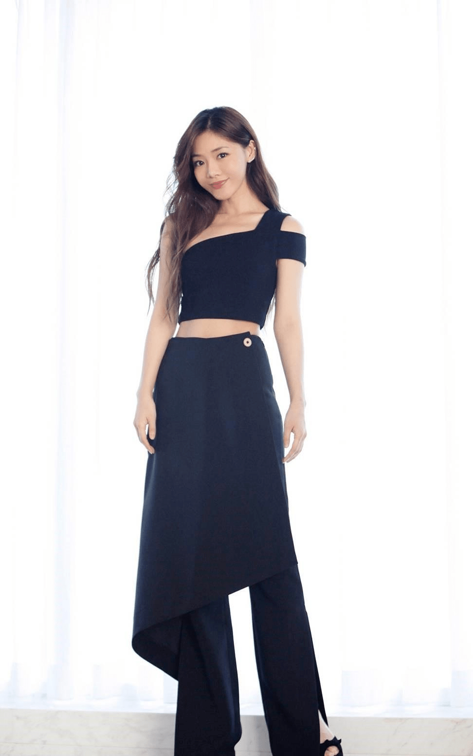 原创邓家佳穿衣真胆大,黑色v领亮片连衣裙高挑精致,气质真妩媚