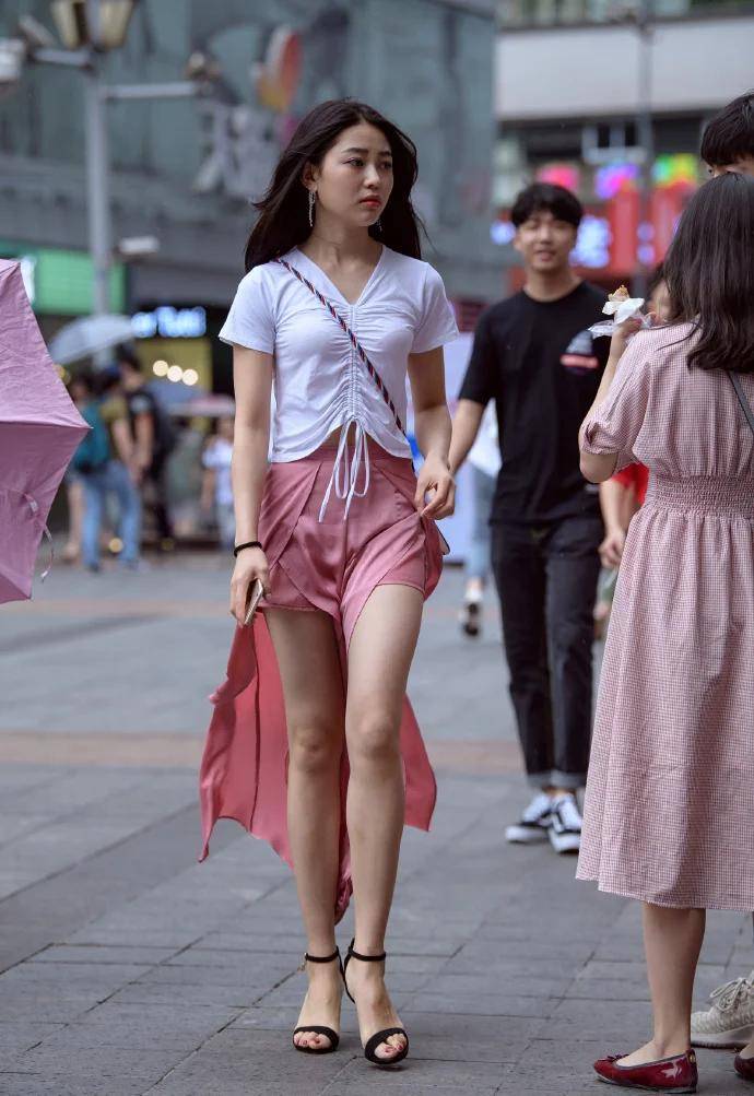 整体|白色抽绳设计的短袖，搭配粉红色开叉裙，好看又显身材