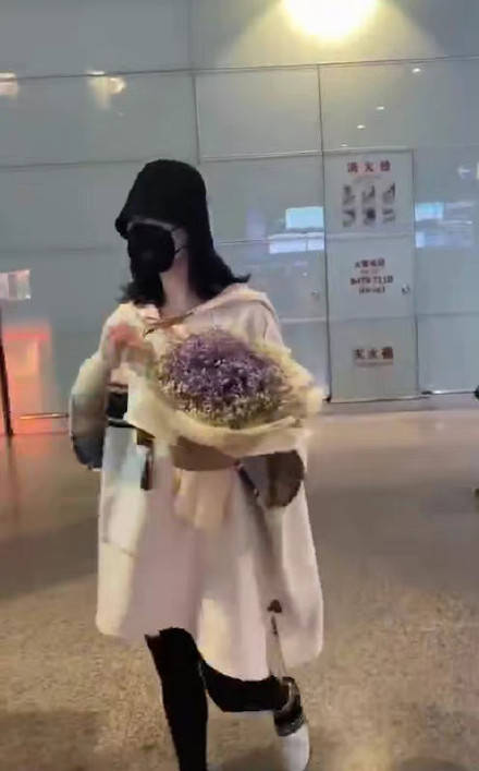 米色|谢娜生二胎后首次亮相，网友评论都是那句话