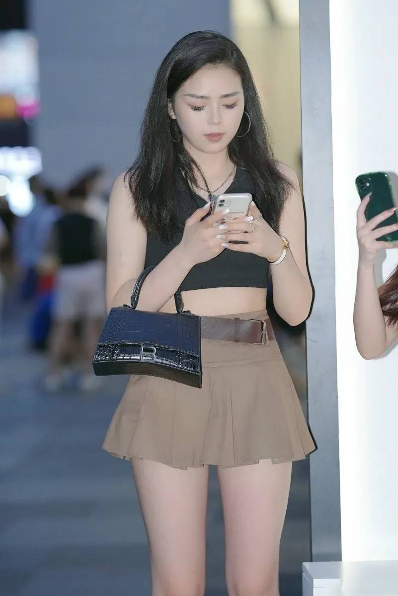 样式|青春时尚的百褶裙穿出韩范的感觉，展现你的优雅气质，大方又出众