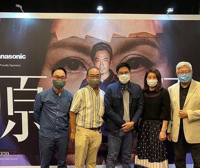 黑色|郭晶晶低调看话剧美翻了，穿黑色时尚衫配半身裙，苗条身段太出挑