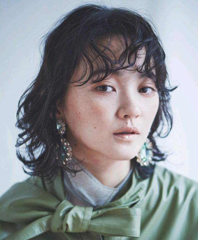 发型|面部太宽的女人如何变美？改变这些细节，显脸小之外还能提升气质