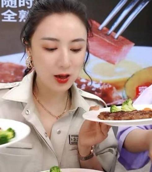 程度|汪小菲带女儿吃早餐,豪华程度“亮瞎”网友:贫穷限制我的想象!