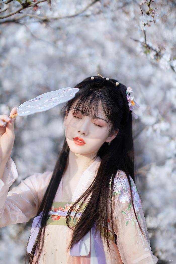 春风|男人们爱秋天还是爱秋天里穿汉服的美女?