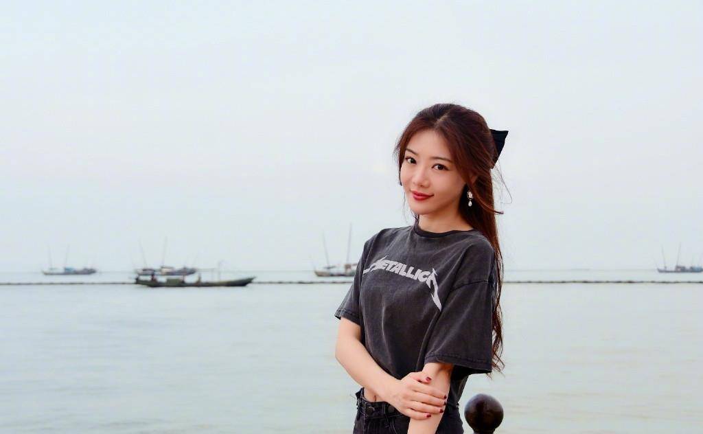 身材|邓家佳独自游湖州好“奔放”，穿秀脐装扎蝴蝶结，女团身材太惊艳
