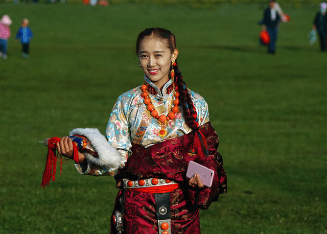 皮袍|富有感情色彩的藏族服饰，色彩丰富图案高雅，代表人们的勤劳坚韧