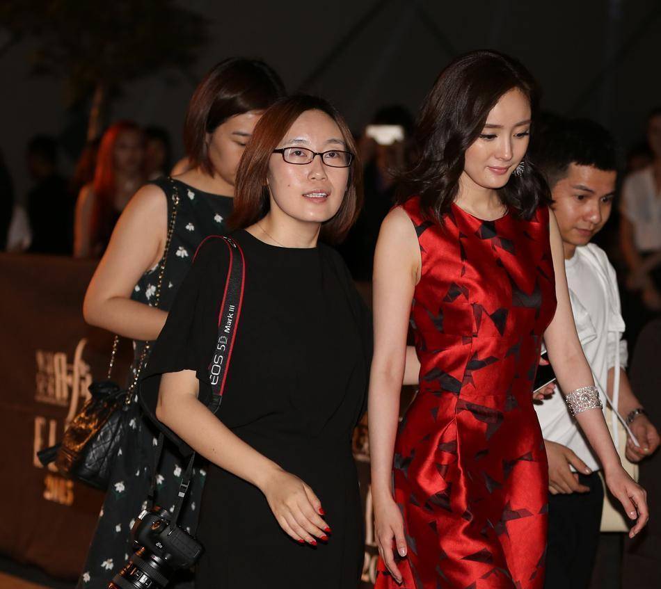 整体|杨幂无修近照状态好真实,妆容精致也显老气,橙色眼影好突兀