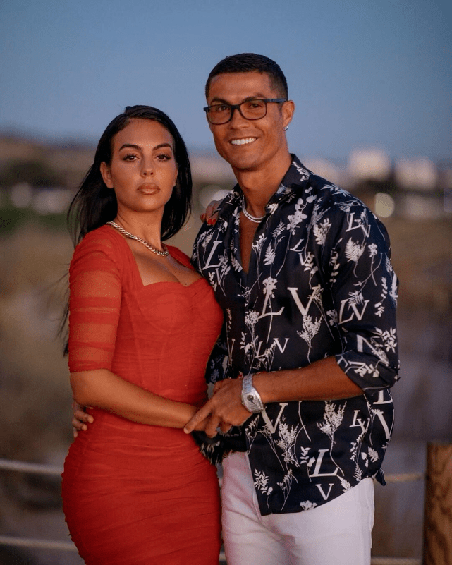 未婚妻|C罗未婚妻带三娃坐旋转木马！穿无袖紧身裙自己独美，淡妆太显老