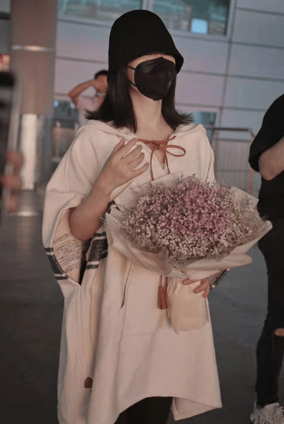 黑色|谢娜产后回归快本！约赵丽颖一起上班，身材恢复甜酷风