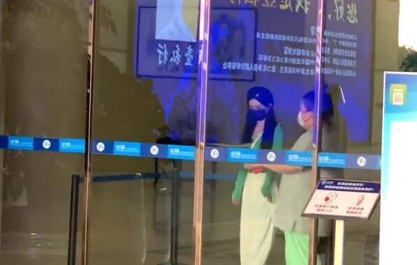赵丽颖|赵丽颖快瘦成麻杆！穿针织直筒裤空荡荡，89斤同框女助理对比鲜明
